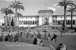 Image du Maroc Professionnelle de  Des femmes discutent entres elles alors que les enfants jouent sur cet espace du jardin qui se situe en face de la wilaya et du Palais de Justice, ce beau monde attends le départ de la fontaine lumineuse, Vendredi 10 Août 1984. Un Jardin conçu pas comme les autres car au fond en haut des marches à gravir, c’est le Tribunal de première instance de Casablanca. A l’époque au début du siècle dernier (20e) on a planté des palmiers ainsi que d’autres végétaux pour réduire l’angoisse de tous ceux qui ont une affaire au Palais de Justice. (Photo / Abdeljalil Bounhar)